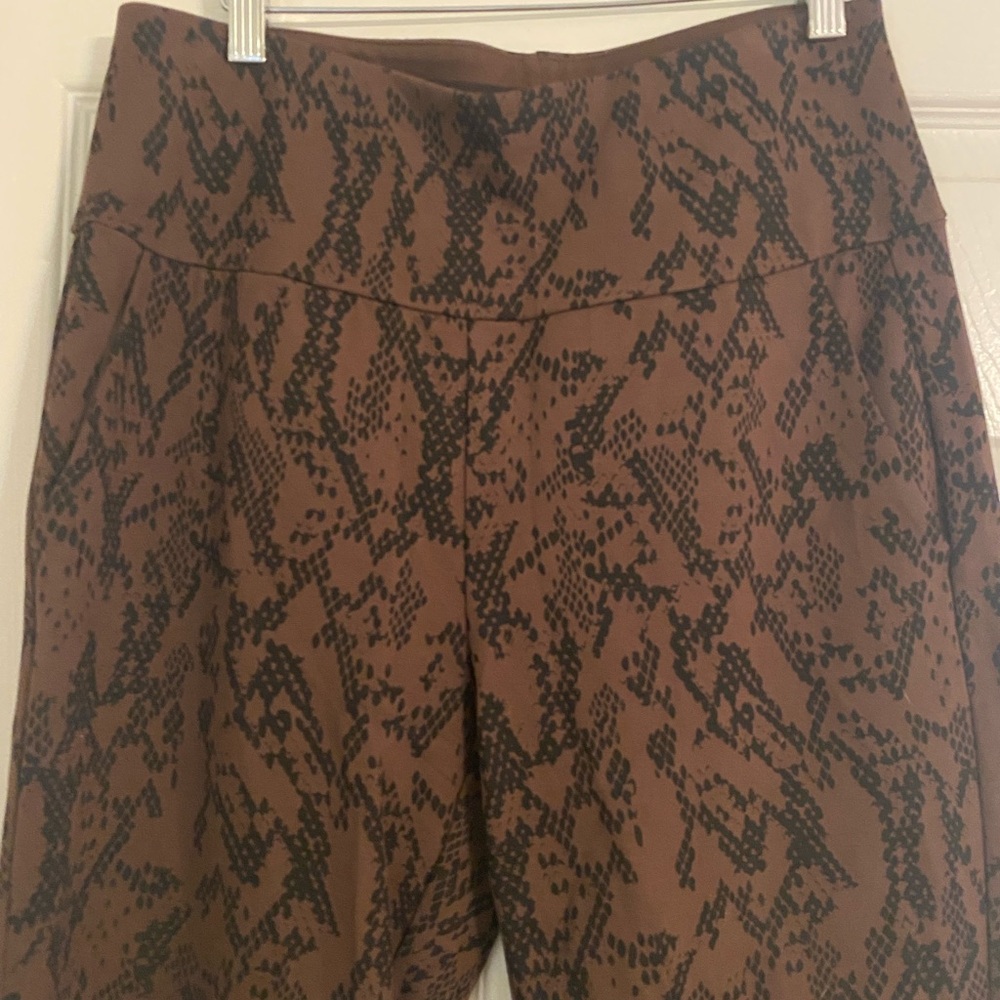 Cabi. Women’s Brown Snake-Print Pants/Leggings. Medium. NWOT. - Picture 3 of 7